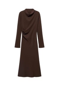Vestido largo marrón de manga larga con escote tipo cowl y detalle drapeado en la parte trasera, confeccionado con una tela suave de textura lisa.