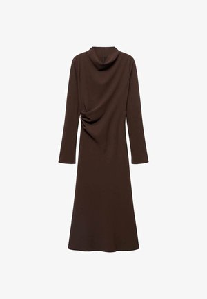 Braunes langärmeliges Kleid mit einem Cowl-Ausschnitt und drapiertem Detail auf der Rückseite, hergestellt aus weichem Stoff mit einer glatten Textur.