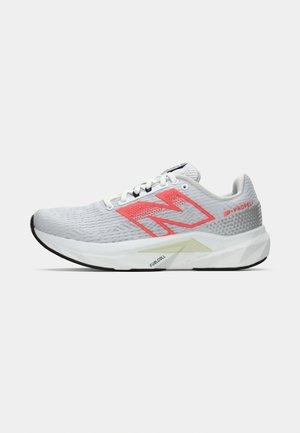 Weißer und grauer Laufschuh mit rotem "N"-Logo, weißen Schnürsenkeln, gepolsterter Sohle mit der Aufschrift "FuelCell" und dem Text "Propel" auf der Ferse.