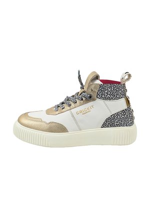 Højtop sneaker med hvidt læder, gyldne detaljer og et tekstureret gråt leopardprint på bagsiden. Gummisål med ribbet design.