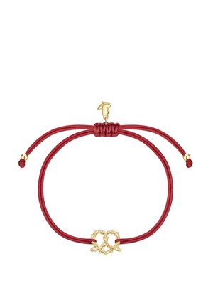 Pulsera de cordón ajustable rojo con un charm decorativo dorado en forma de símbolo de infinito hecho de pequeñas cuentas.