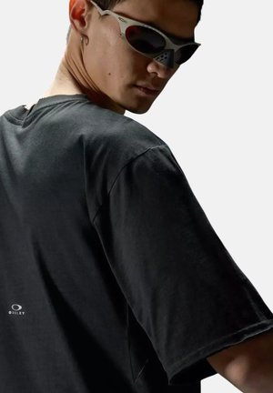 Oakley, OAKLEY LATITUDE VEIL T-SHIRT BOXY FIT - PITCH BLACK - T-shirt basic - nero