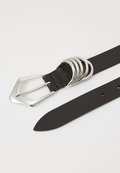 Zwarte leren riem met een unieke zilverkleurige geometrische gesp en vijf onderling verbonden ringen nabij de gesp.