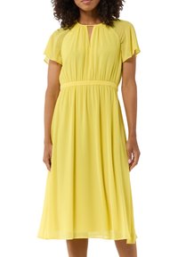 Gelbes Chiffonkleid mit kurzen, schwingenden Ärmeln, Schlüssel-Ausschnitt und elastischem Taillenbund. Leicht fließendes Design in knielanger Länge mit Raffungen.