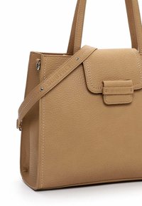 Sac à main en cuir tanné avec une surface texturée, de forme rectangulaire, fermeture à rabat magnétique et bandoulière amovible. Détails brodés et logo.