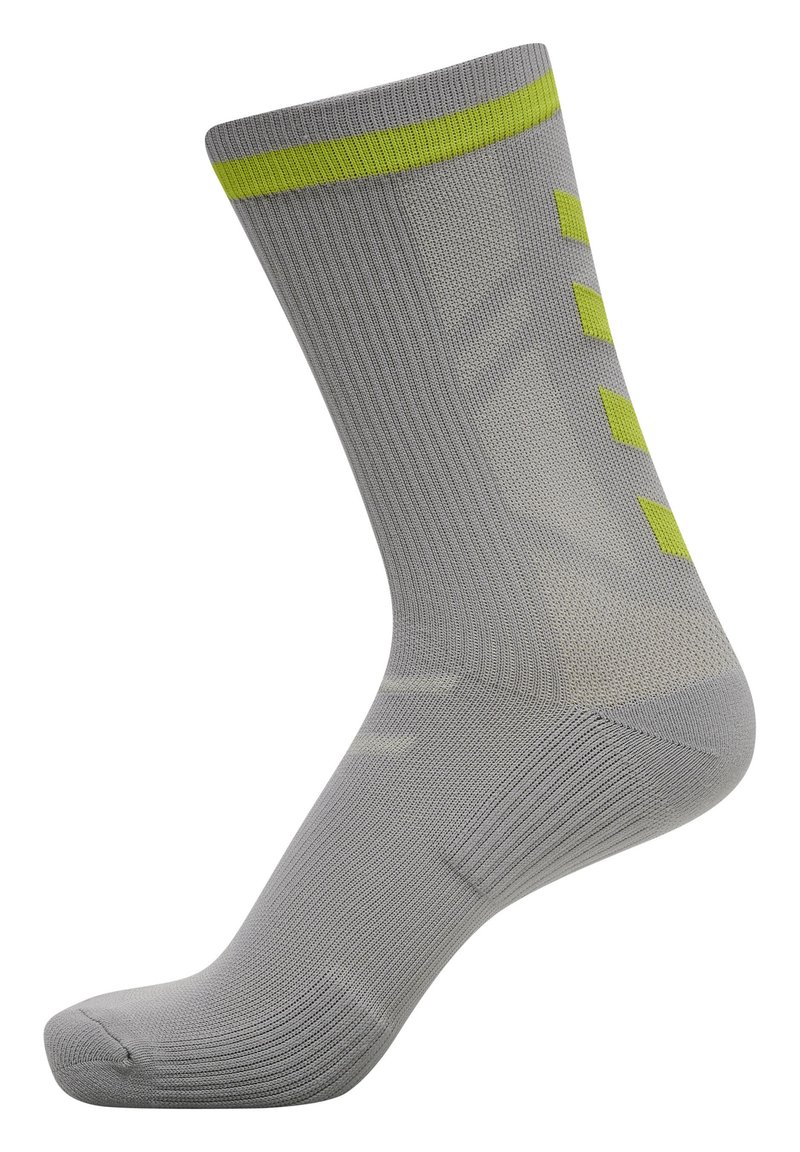 Calzino atletico grigio con una texture a coste, che presenta una striscia verde prominente nella parte superiore e tre accenti verdi sul lato.