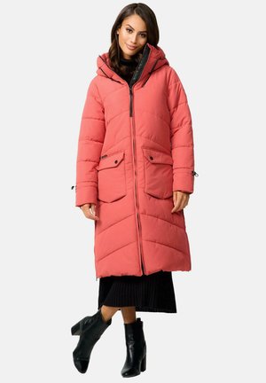Abrigo de plumón rosa con capucha, presenta un cierre central, diseño acolchado, dos bolsillos frontales con broche y puños elásticos.