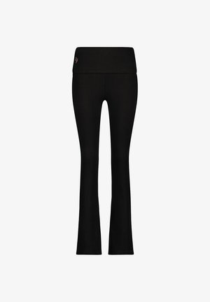 Mustat levenevät legginssit, joissa on leveä vyötärönauha, valmistettu joustavasta kankaasta, ja ne tarjoavat sileän pinnan sekä minimalistisen muotoilun.