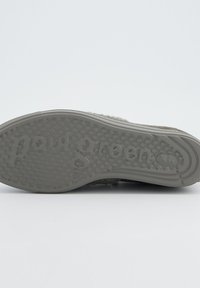 Szara gumowa podeszwa buta z teksturowanymi kropkami, z wypukłym napisem "paul green" na środku i gładkimi krawędziami.