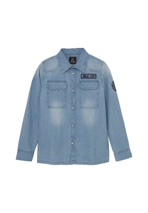 Lichtblauw denim overhemd met lange mouwen, knoopsluiting aan de voorkant, twee borstzakken en een patch aan de linkerkant met geborduurde details.