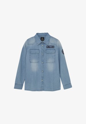 Jasnoniebieska koszula z denimu z długimi rękawami, zapinana na guziki, z dwoma kieszeniami na piersi oraz naszywką po lewej stronie z haftowanymi detalami.