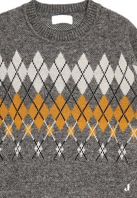 Maglione grigio lavorato a maglia con un motivo argyle in bianco, nero e arancione che attraversa il petto e colletto a girocollo con costine.