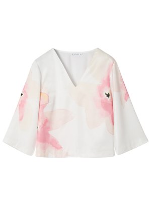 Blouse blanche à manches longues avec col en V et motifs floraux aquarelle rose doux sur les manches et le devant.