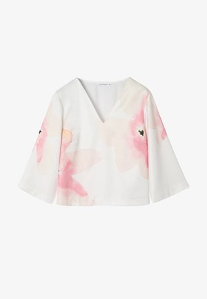 Blouse blanche à manches longues avec col en V et motifs floraux aquarelle rose doux sur les manches et le devant.