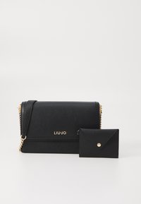 Borsa a tracolla nera in pelle con tracolla in catena dorata e logo. Include un portacarte nero abbinato con chiusura a scatto dorata.