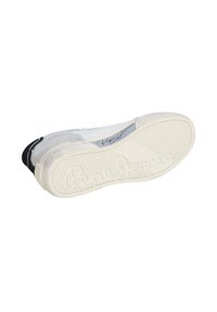 Sneaker mit einem Obermaterial aus Wildleder und Mesh in Grautönen und Schwarz. Weiße Gummisohle mit strukturiertem Grip und eingeprägtem Logo auf der Unterseite.