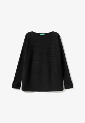 Maglione nero con una texture a costine, scollatura ampia a barca e maniche lunghe. I polsini sono leggermente arrotolati per un fit rilassato.
