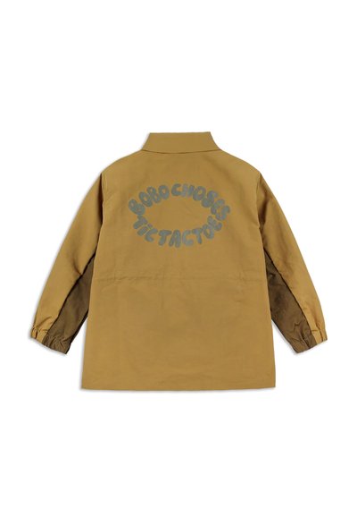 Braune Canvas-Jacke mit langen Ärmeln, die auf der Rückseite einen runden Grafikdruck in Grau aufweist. Schlichter Kragen und elastische Bündchen.