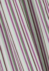 Tissu rayé présentant des lignes verticales en violet, vert et marron, sur un fond de menthe clair, avec une texture lisse.