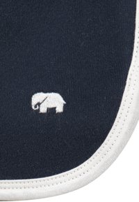 Marine stof met witte stiksels heeft een kleine geborduurde witte olifant in de linkerbenedenhoek. Soepele textuur zonder patronen.