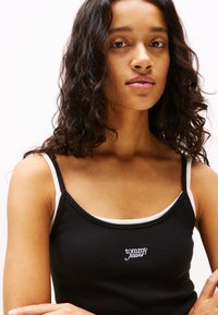 Tommy Jeans SCRIPT STRAP MIDI DRESS - Dzsörzéruha - black