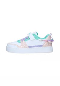 Sneaker con un esterno in pelle bianca, arricchito da accenti di glitter nei toni verde pastello, viola e rosa, una fascia in Velcro e un tassello sul tallone testurizzato.