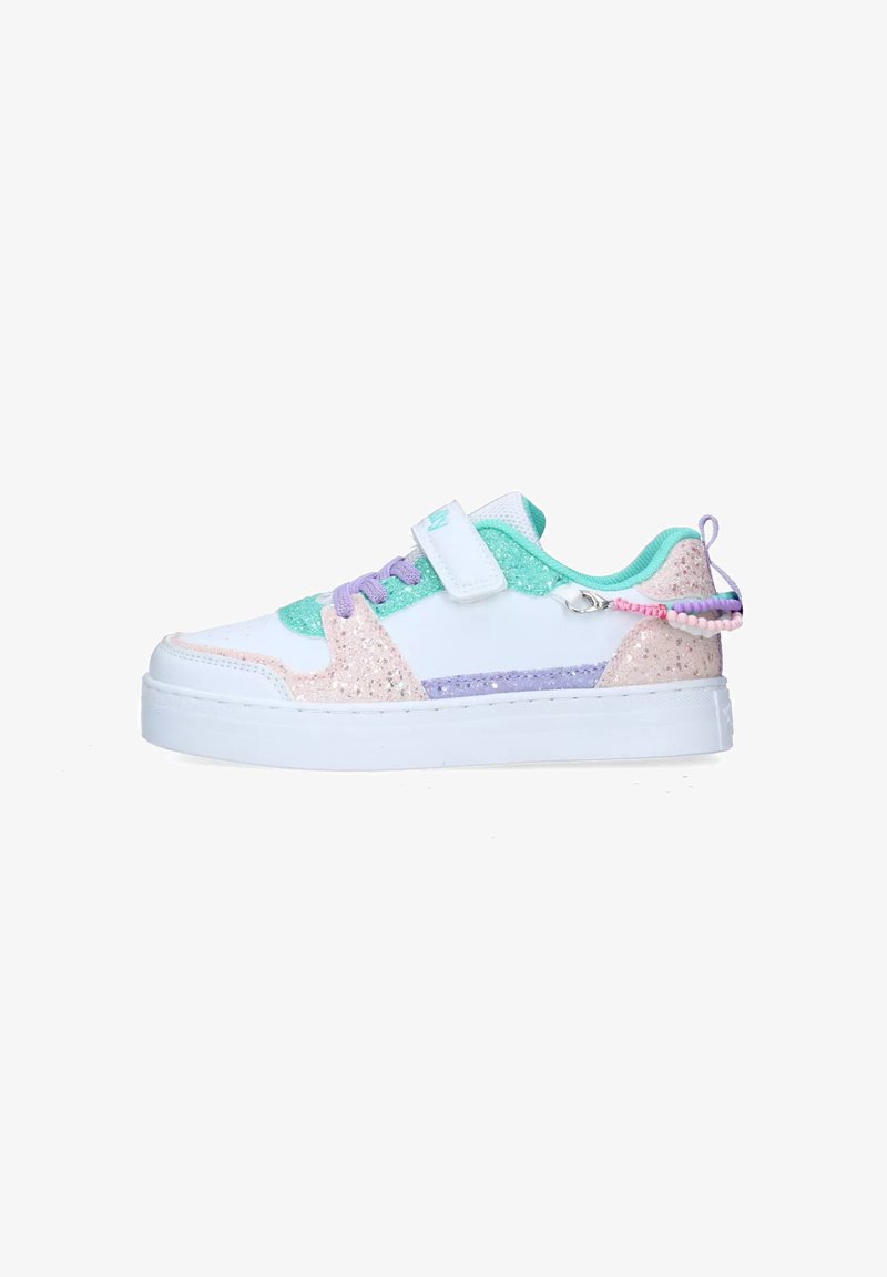 Sneaker con un esterno in pelle bianca, arricchito da accenti di glitter nei toni verde pastello, viola e rosa, una fascia in Velcro e un tassello sul tallone testurizzato.