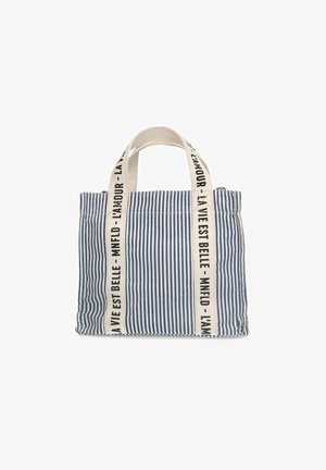 Gestreepte canvas draagtasje in blauw en wit. Beschikt over een verstevigde bodem, bovenhandvatten met tekst en een open ontwerp. Het tekstpatroon bevat zinnen.