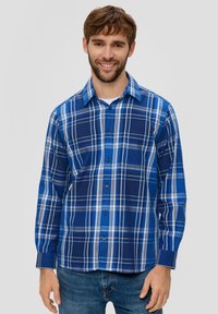 Heren overhemd met lange mouwen in een blauw geruit patroon. Gemaakt van katoen, met een knoopsluiting aan de voorkant en manchet, in verschillende tinten blauw.