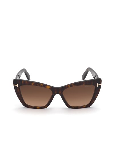 Gafas de sol tipo gato con un patrón de carey, lentes marrones y un acabado negro brillante en las varillas, con un logo con acento dorado.