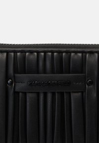 KARL LAGERFELD MEDIUM KUSHION ZIP - Portafoglio - black