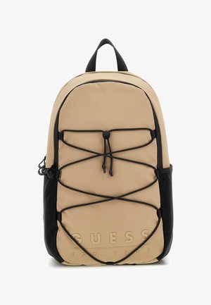 Zaino in tessuto beige con accenti neri, caratterizzato da un design con corda elastica, logo prominente e una maniglia superiore per il trasporto.