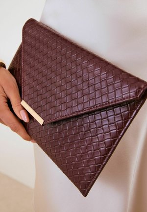 Friends Like These, WEAVE ENVELOPE CLUTCH BAG - Listová kabelka - burgundy red
