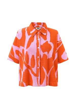 Chemise à manches courtes avec un motif floral abstrait orange et rose, dotée d'un col classique.