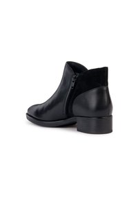 Stivali neri alla caviglia realizzati in pelle liscia con un accento in suede, dotati di una cerniera laterale e un tacco basso e chunky.