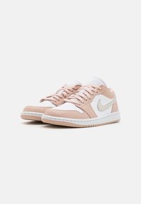 Jordan AIR JORDAN 1 LOW - Sneakers basse - white/light bone/particle beige