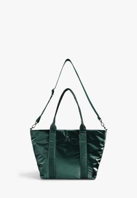 Bolsa tote de nailon verde con doble correa para el hombro, una correa cruzada desmontable, textura brillante y un pequeño logo de calavera centrado en la parte delantera.