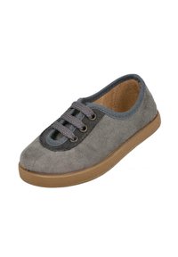 Zapato de ante gris con suela de goma, puntera redonda y acentos de tela oscura en contraste. Presenta cordones grises y un interior acolchado para mayor comodidad.