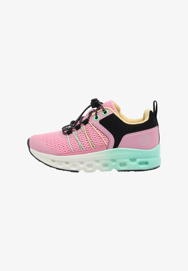 Chaussure de course en mesh rose avec des accents noirs, une semelle vert menthe et des lacets élastiques. Comprend une semelle intermédiaire amortissante et une surface texturée.