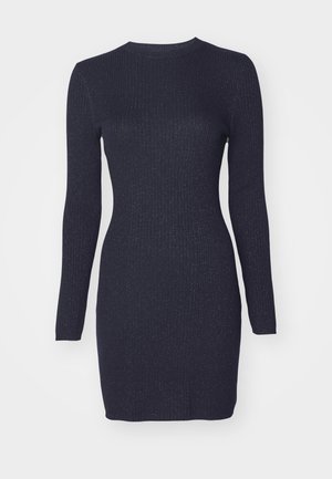 Robe en tricot côtelé bleu marine avec des manches longues et un col rond. Le tissu présente un léger scintillement. Silhouette ajustée, design à longueur genou.
