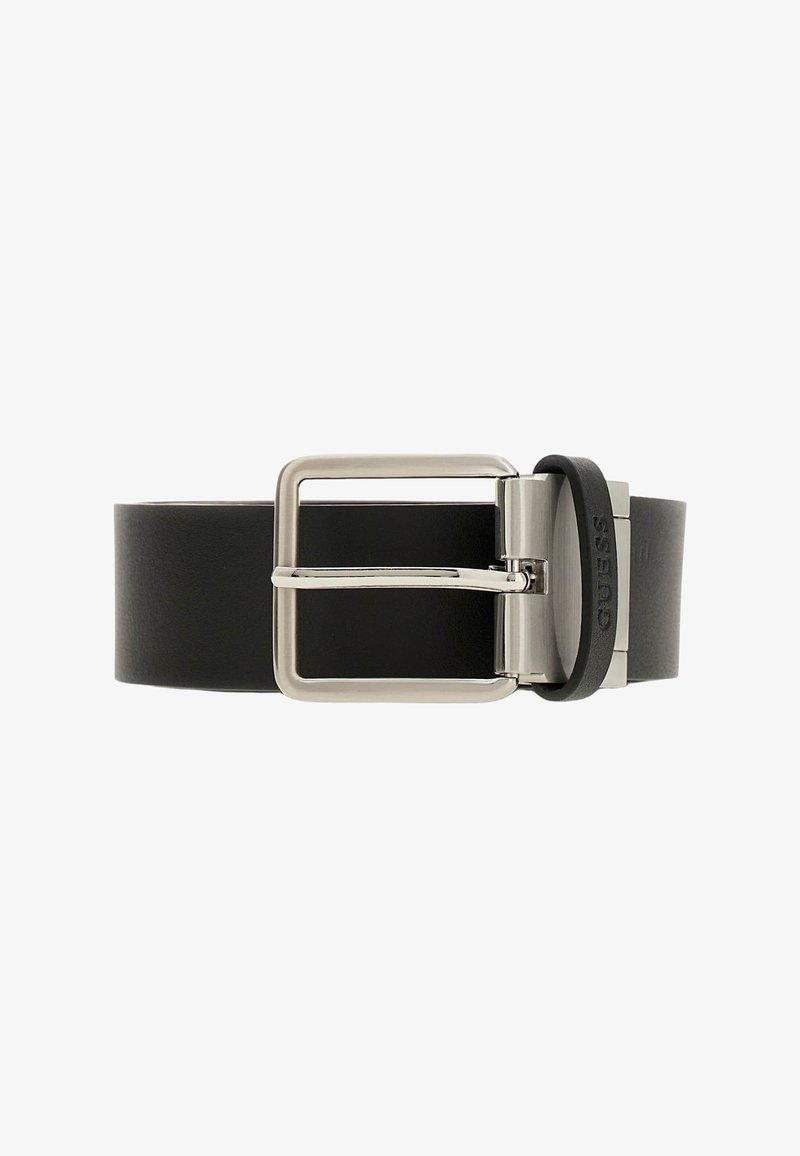 Ceinture en cuir noir avec une boucle métallique rectangulaire argentée et une boucle noire avec le mot "GUESS" embossé.