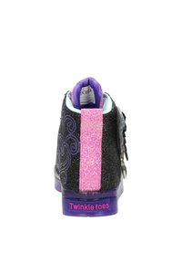 Sneaker alta nera con accenti viola. Striscia glitterata rosa sul tallone e cuciture decorative. Logo "Twinkle toes" sul tallone.