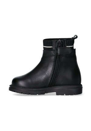 Stivaletto nero in pelle con suola in gomma piatta, cerniera laterale e collo in maglia elastica con dettaglio a striscia bianca.