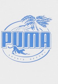 Puma-logo i lyseblå på hvid baggrund, med et palmetræ, sol og en panter med "SPORTS RESORT" under hovedteksten.