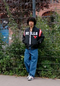 New Era NBA CHICAGO BULLS PANEL BOMBER - Klubu apģērbs - black/red