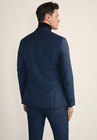 Granatowa marynarka w kratę o eleganckim kroju, z teksturowanej tkaniny i klapami, z zapięciem na jeden guzik i dopasowanym fasonem.