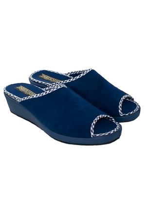 Par de sandalias de cuña azul marino con dedos abiertos y ribete trenzado blanco a lo largo de los bordes, vistas sobre un fondo blanco.