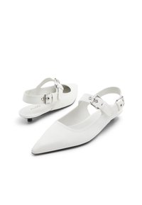 Vita spetsig tå slingback ballerina i slät syntetmaterial. Har en justerbar rem med silverfärgad spänne och en låg svart klack.