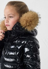 Glanzend zwart gewatteerd jack met capuchon en een kraag van imitatiesuède, voorzien van een doorgestikt ontwerp en drukknopen als sluiting.