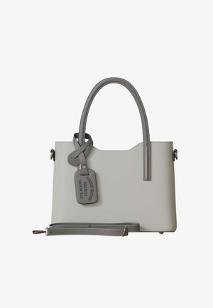Hellgraue Lederhandtasche mit strukturiertem Design, kontrastierenden grauengriffen, silberner Hardware und einem abnehmbaren Schultergurt.